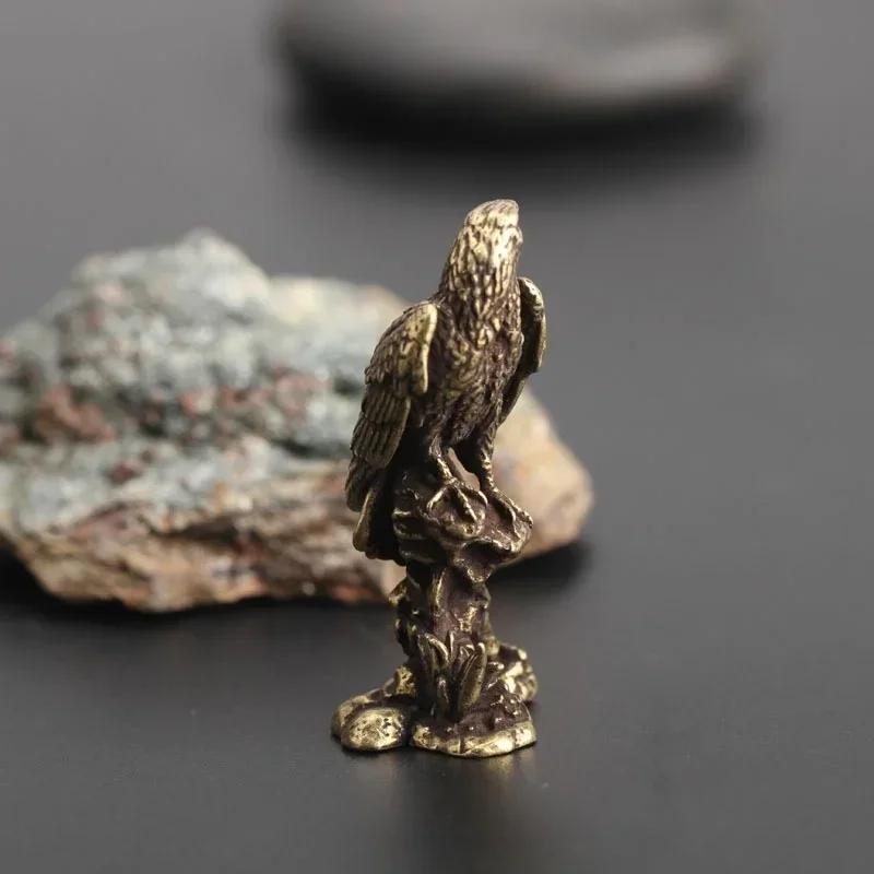 Malá kreatívna remeselná soška orla Miniatúrna sochárska remeselná ozdoba Vintage medená figúrka vtáka pre interiér Domov Dekorácia stola
