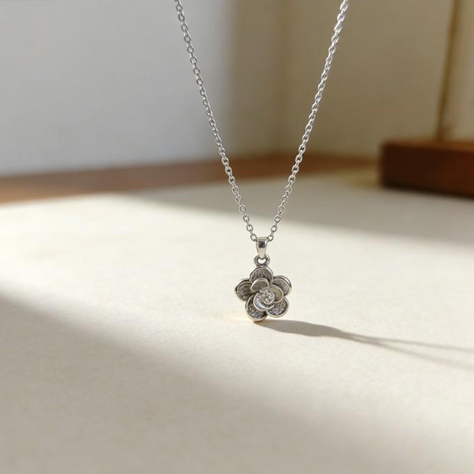 Exquisite and Beautiful Camellia Pendant Necklace Simple Daily Collarbone Chain Sweater Chain