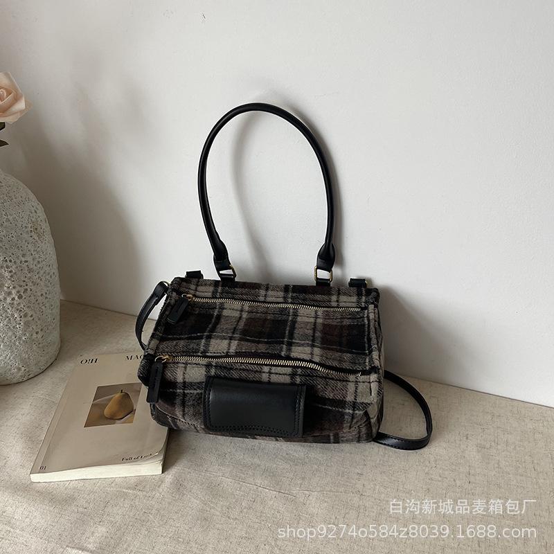

Premium texture fashionable plaid portable small bag women s 2025 new trendy personality versatile single shoulder messenger small square bag чёрный