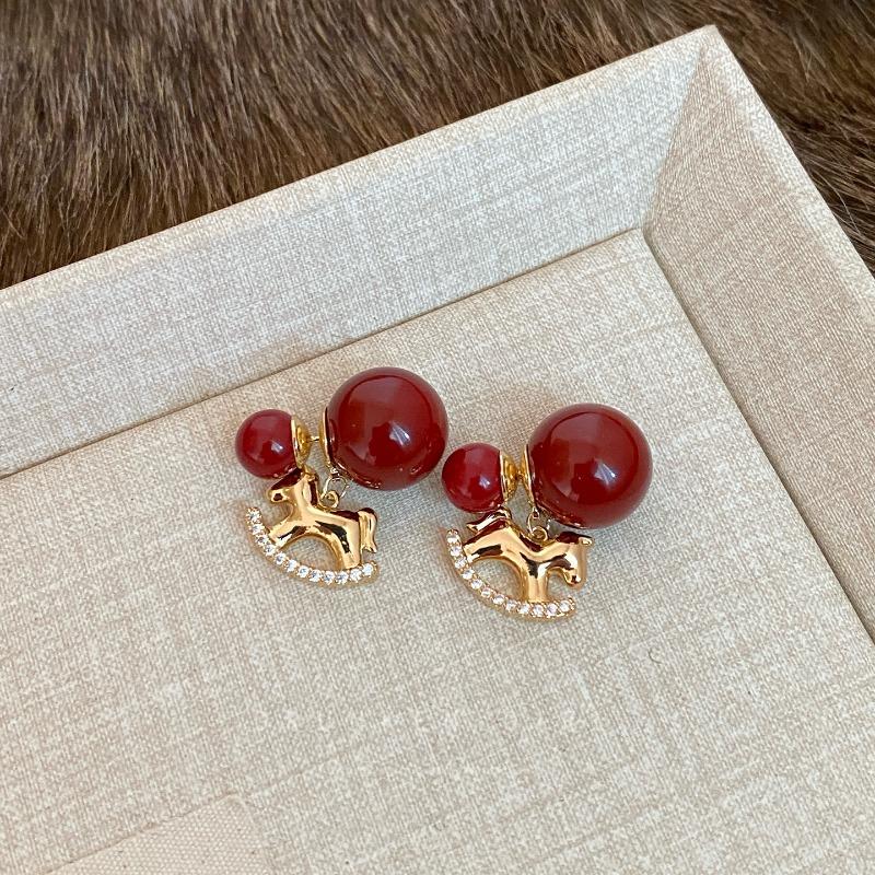 Natal love beans, Hong Kong style red pony earrings women's autumn and winter retro unique and beautiful stud earrings New Year's natal earrings