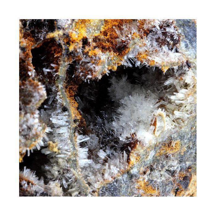 Pierres et Minéraux. Hemimorphite. 2115.2 ct. Laquorre Mine, Ariège, France..