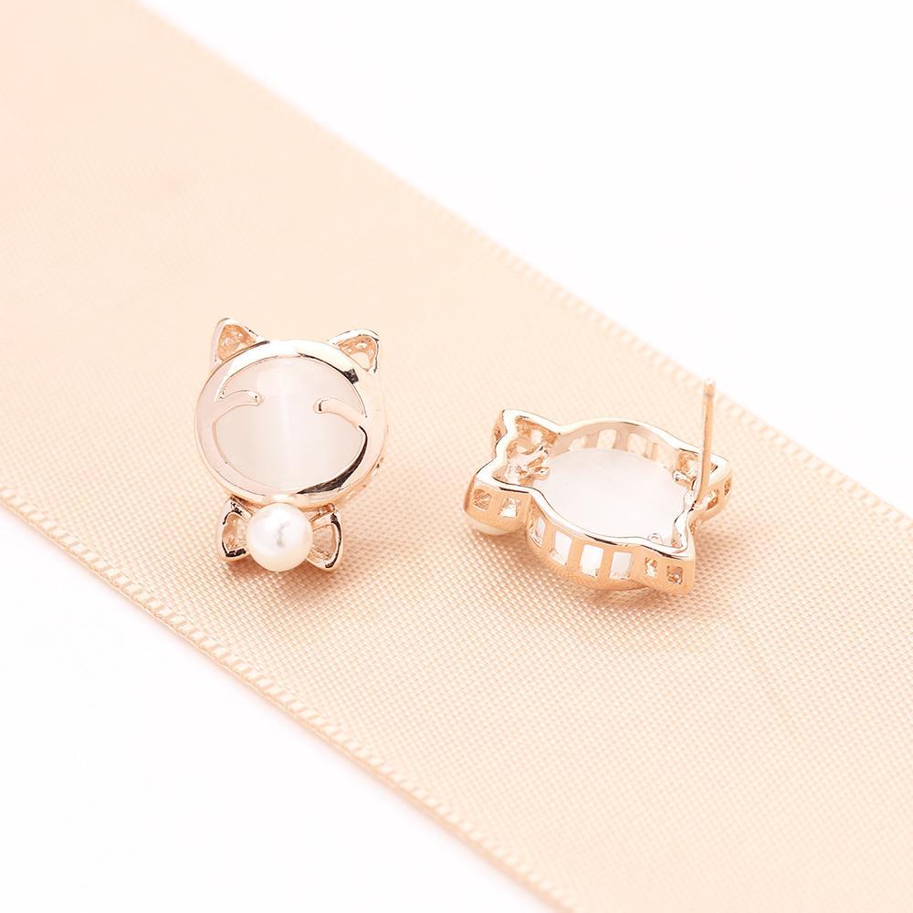 Cute and versatile cartoon gold-plated cat stud earrings artificial cat's eye stone powder white two-color ear clip no ear piercing earrings for women