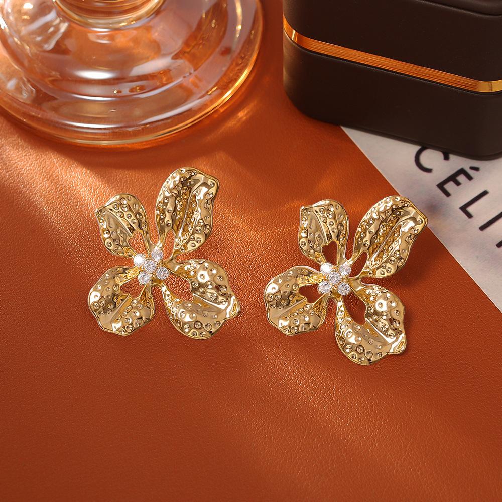 European and American style atmosphere hollow flower stud earrings French retro exaggerated atmosphere simple earrings women's holiday style jewelry