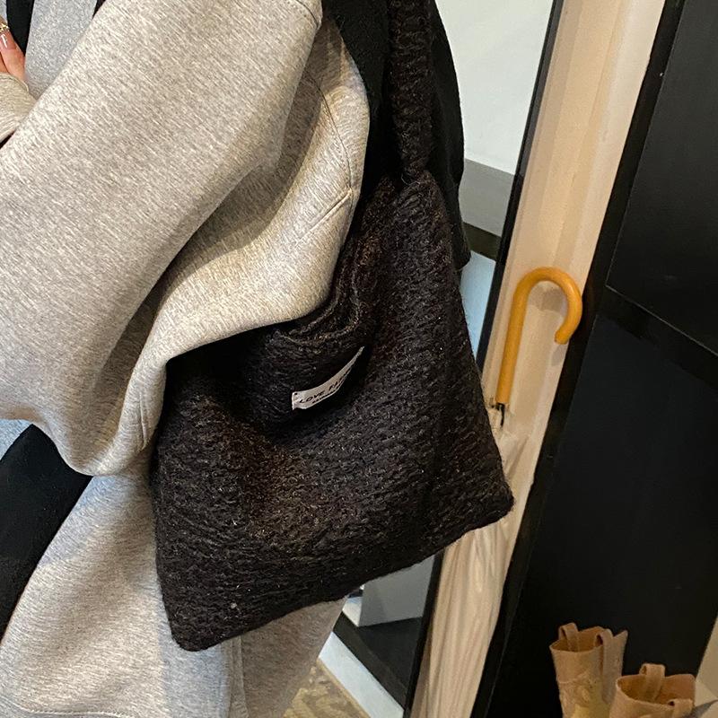 Denne årets populære bøtteveske dame 2025 allsidig stor kapasitet plysj skulderveske myk lodden underarmsveske dame