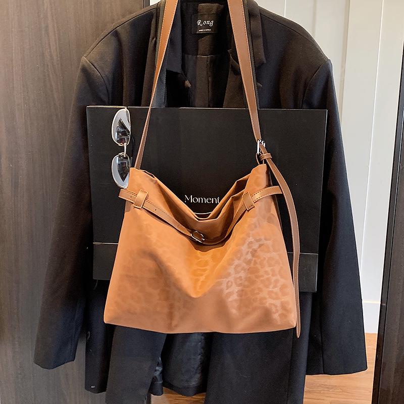 

Women s High-End Large-Capacity Tote Bag - 2025 Fashion-Forward, Versatile Crossbody for Autumn/Winter