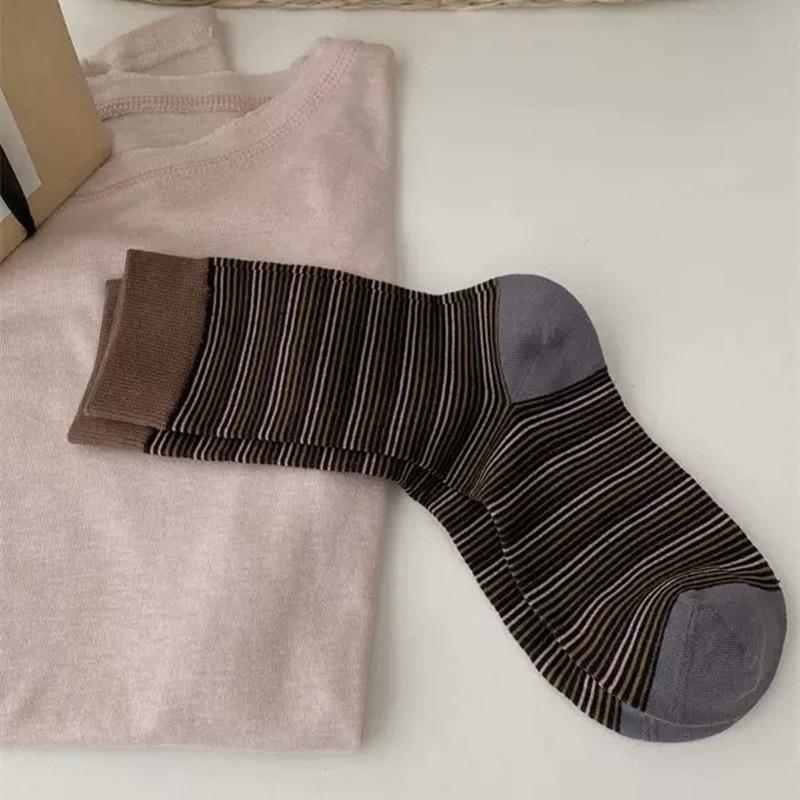 The Classic and Retro Striped Striped Striped Mid-calf Socks In Early Autumn Are Versatile and Can Be Paired In Different Colors