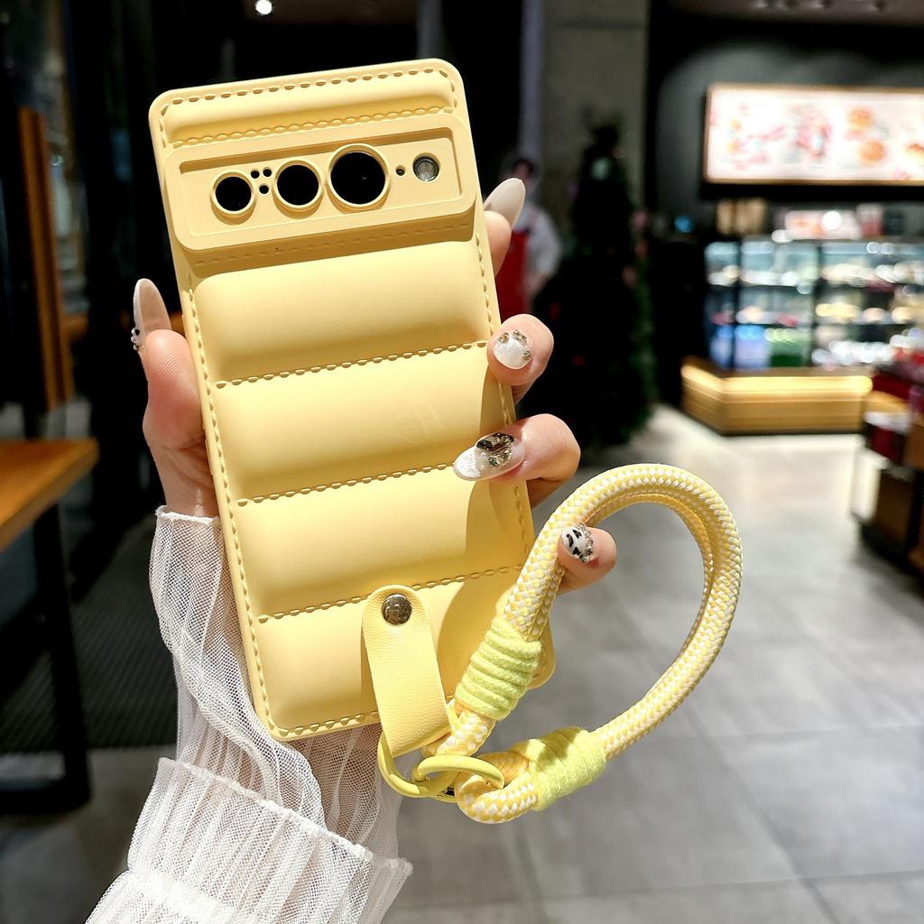 Anwendbare Google Pixel Hüllen Kollektion: Pixel 10 Daunenjacke, Pixel 6 Leder-Handgelenkband, Pixel 8 Vollschutzhülle.