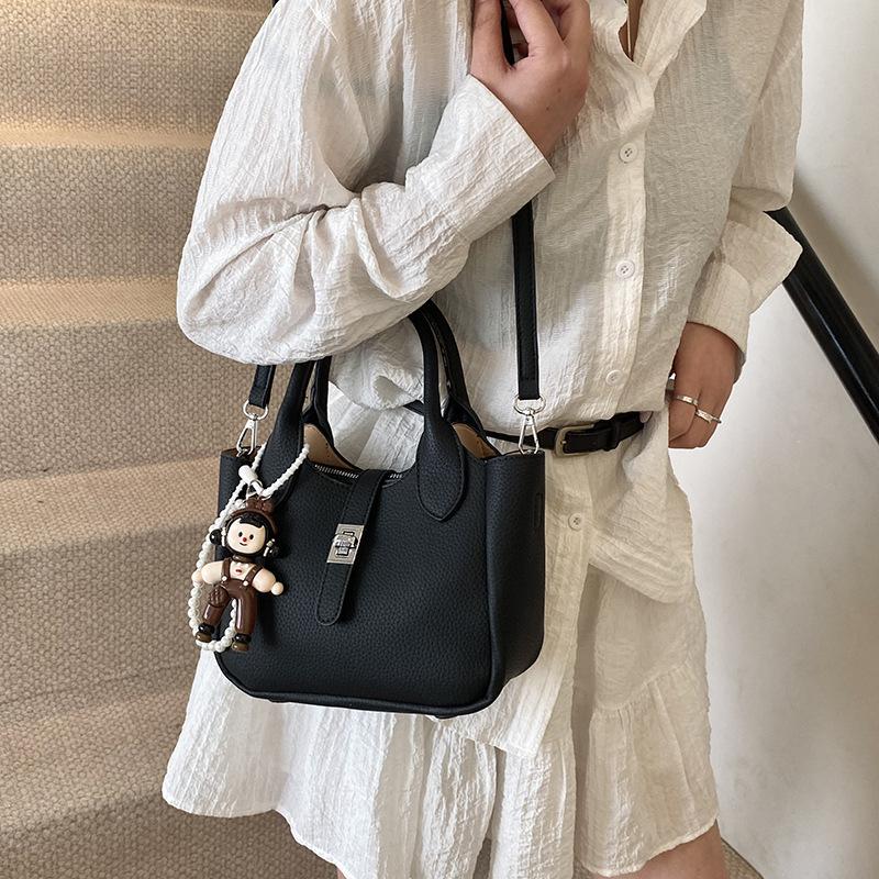 Portable Tote Bag Women's New Versatile Fashion Shoulder Underarm Bag Commuter Messenger Bag