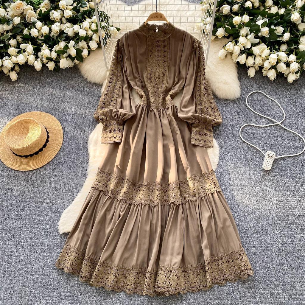 French women's clothing wears a court-style dress with a waist and a thin hollowed-out lace splicing and a long pendulum holiday skirt.