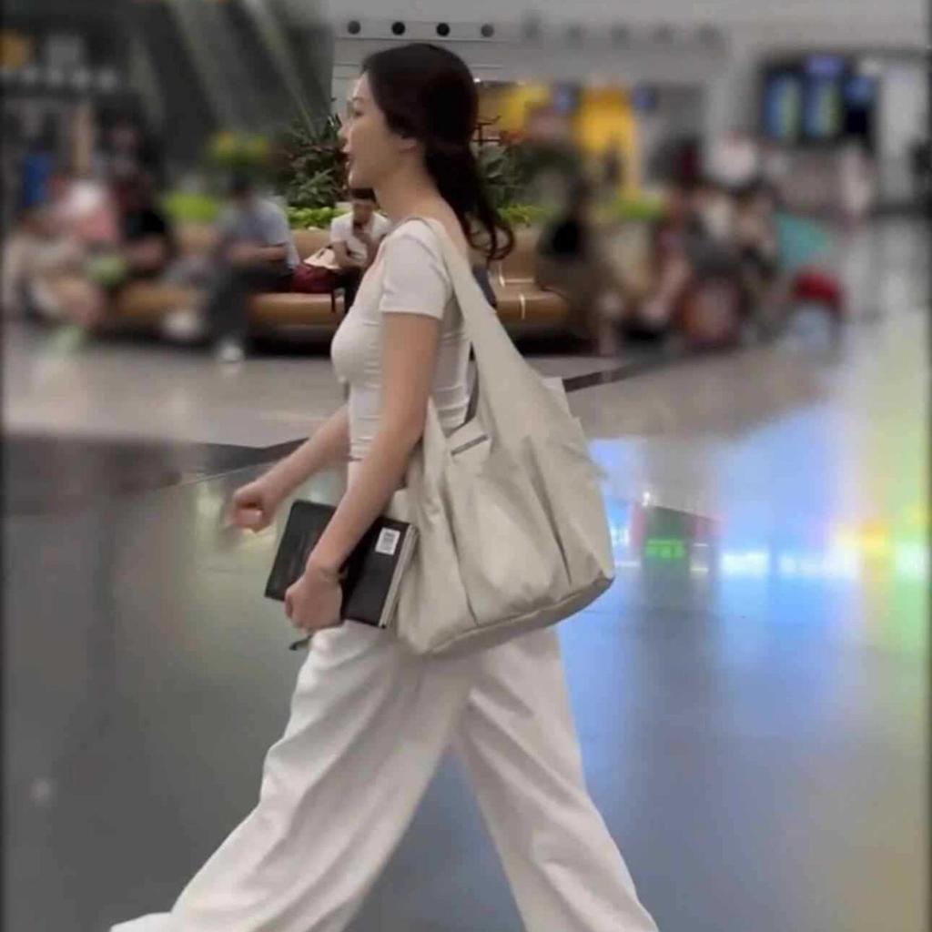 Korean niche matin kim pleated double pocket shoulder tote bag Nannan same Korean commuter armpit bag