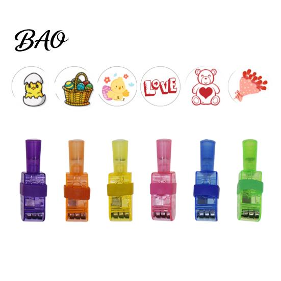Interactive Play Toys Christmas Finger Projector Light, Mini Patterns LED Toy for Kids, Holiday Goodie Bag Fillers Light Up Ring Projection Xmas Party