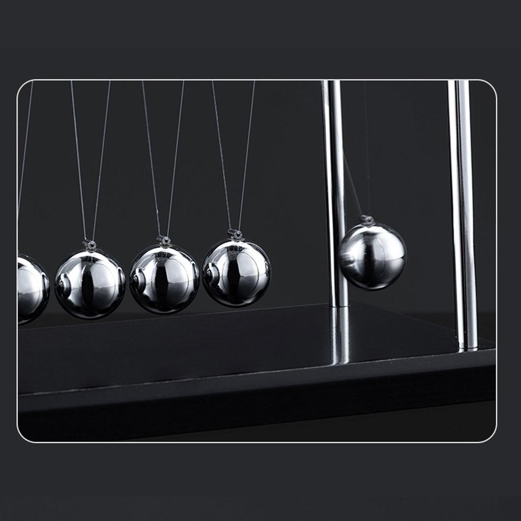 Klasická Newtonova houpačka: Fyzikální setrvačné kyvadlo pro úlevu od stresu a vzdělávací dárek