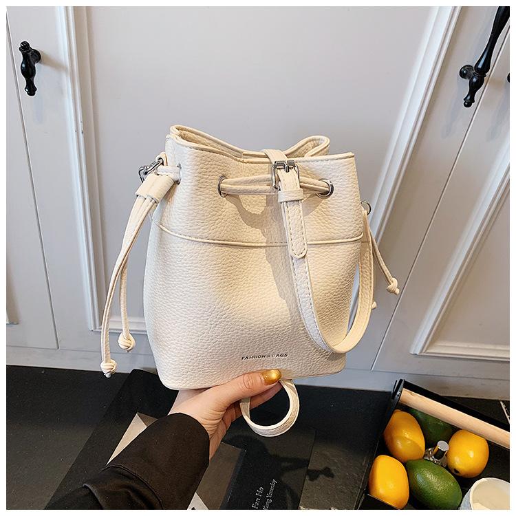 

Женская сумка-ведро Tide 2025 новая литературная и простая модная сумка через плечо выглядит модно и косо белый