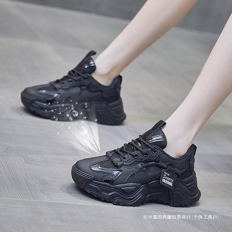 Chaussures de papa entièrement noires pour femmes, polyvalentes et décontractées pour le printemps et l'automne, ne fatiguent pas les pieds, chaussures pour femmes antidérapantes et déodorantes, travail petit noir