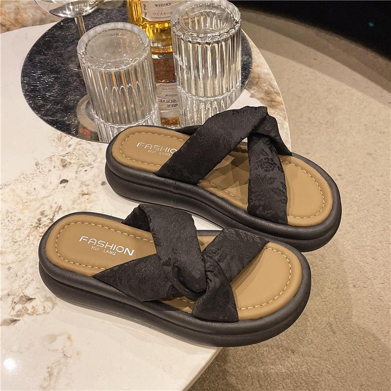 Muffin thick-soled heeled cool slippers women's summer wear 2025 new models with skirts fashionable super hot small sandals