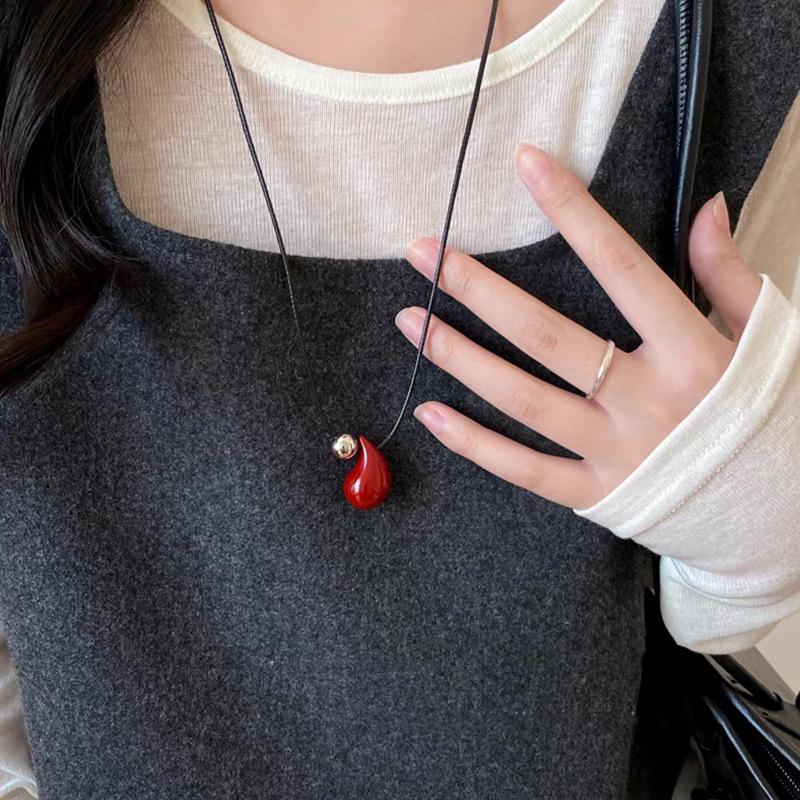 New Arrival Red Water Drop Pendant Necklace for Women Autumn/winter New Long Sweater Chain Elegent Luxury Daily Wear Jewelry