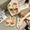 2025 Sommer neue zweifarbige Blumen Plateau-Slipper Damen Zehenfrei hohl Ein-Wort-Pantoletten Mittelhoher Absatz Freizeit-Sandalen