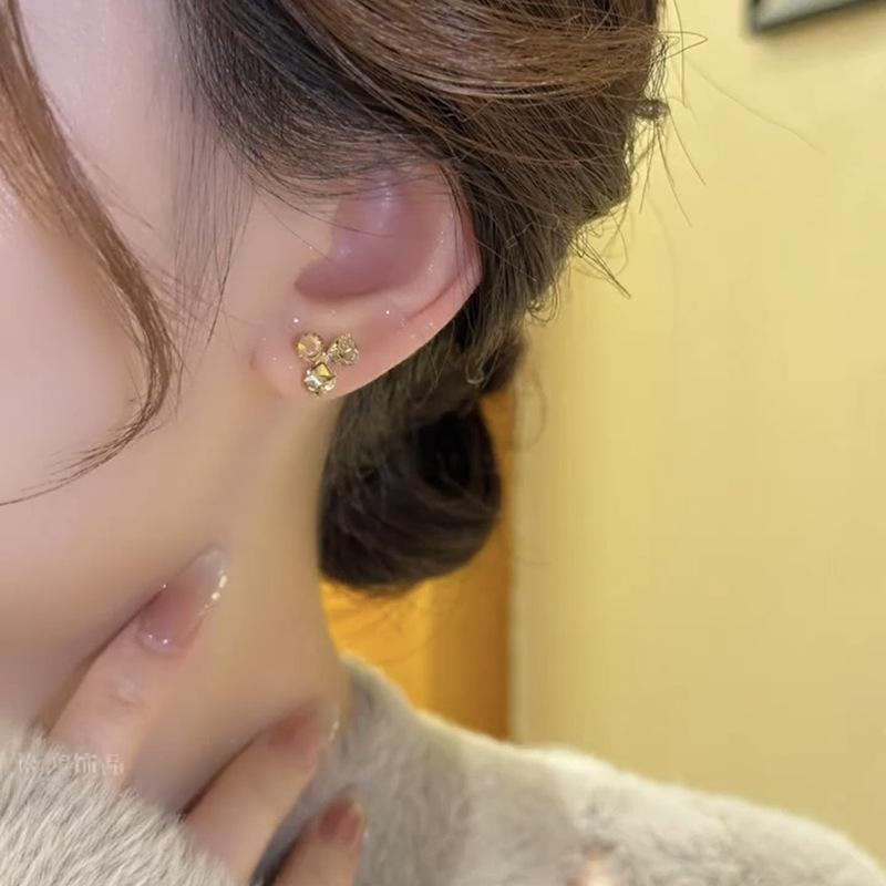 Flower Triangle Stud Earrings Exquisite Small High-end Earrings Fashionable Versatile Earrings