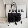 Nova bolsa tote com laço, senso de alta qualidade, bolsa de ombro de grande capacidade, bolsa axilar feminina simples de cor sólida para o dia a dia