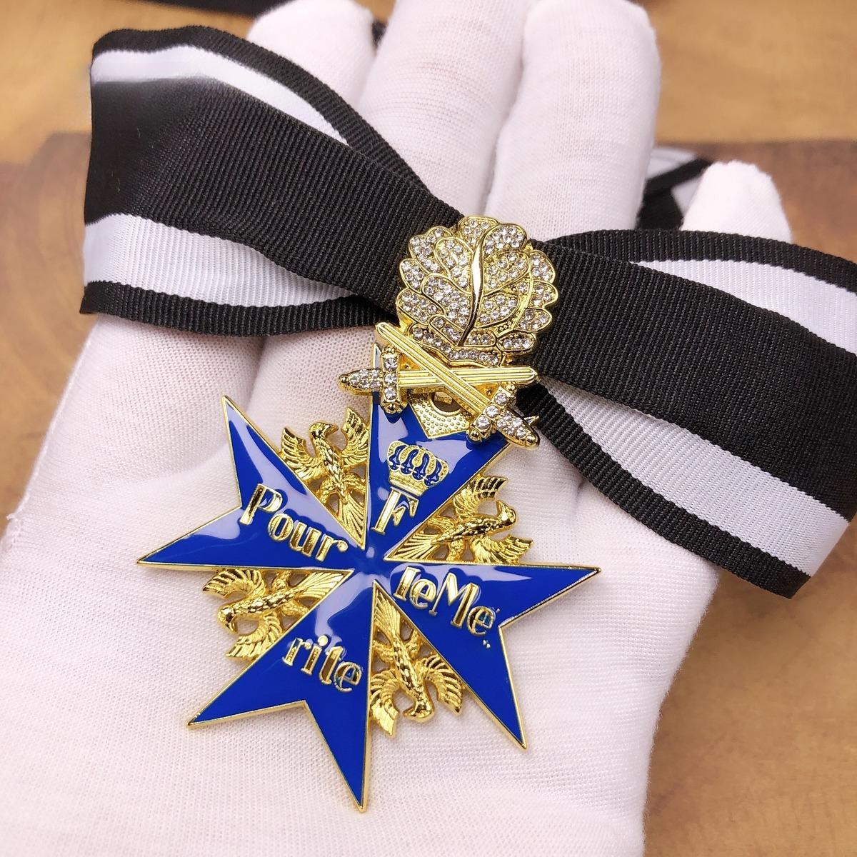 

Прусська Блакитна Макс Медаль, Брошка Хрест Маркса, Радянська Гвардійська Медаль, Підвіска-значок