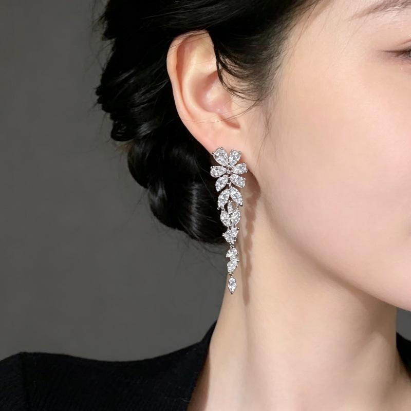 New Fashion High-end Long Fringed Earrings Women's Exquisite Personality Light Luxury Banquet Earrings Versatile Temperament Earrings