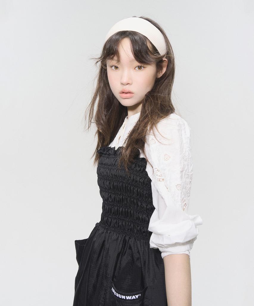 Eipeuleonwei Momoc Black Apron Dress