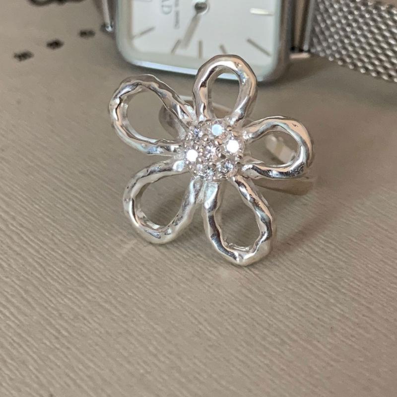 Elegant Floral Adjustable Ring for Women - Stylish, Simple, and Stackable Open Adjustable