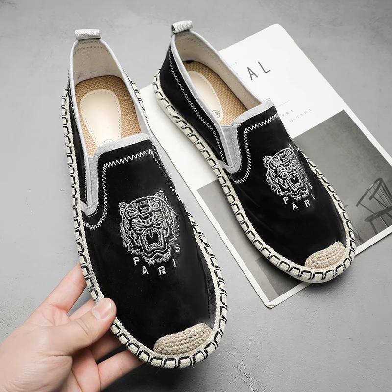 Fashion New Men Casual Loafers Classic Comfort Embroidered Tiger Shoes Letter Printing Slip On Footwear Male Soft Sole Sole Shoes