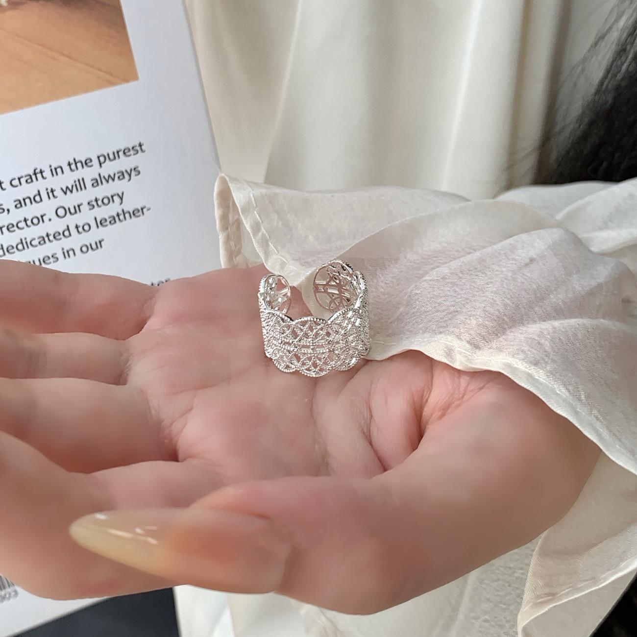 Exquisite Hollow Lace Flower Pattern Adjustable Ring for Women - Sweet and Delicate Niche Design Open Adjustable