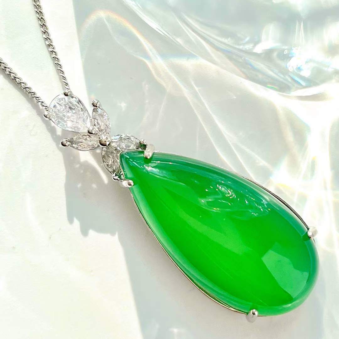 

Lighting Glass Body Emperor Green Green Chalcedony Water Drop Pendant For Women Niche To Send Mother Does Not Match Chain
