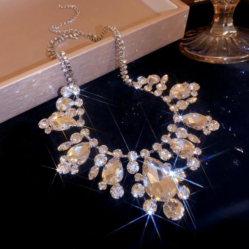 Diamond-Inlaid Geometric Water Drop Necklace: Elegant European-American Style Clavicle Chain for Women