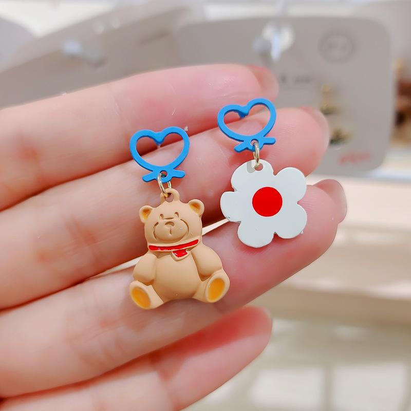 

Асимметричные серьги с милым медведем для девушки. Свежие и красивые серьги с цветком любви для девушки.