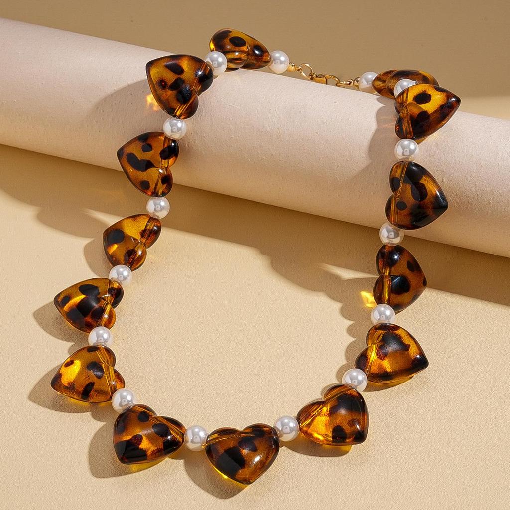 Elegant Acrylic Glass Beaded Pearl Necklace for Women – Versatile and Sophisticated Accessory