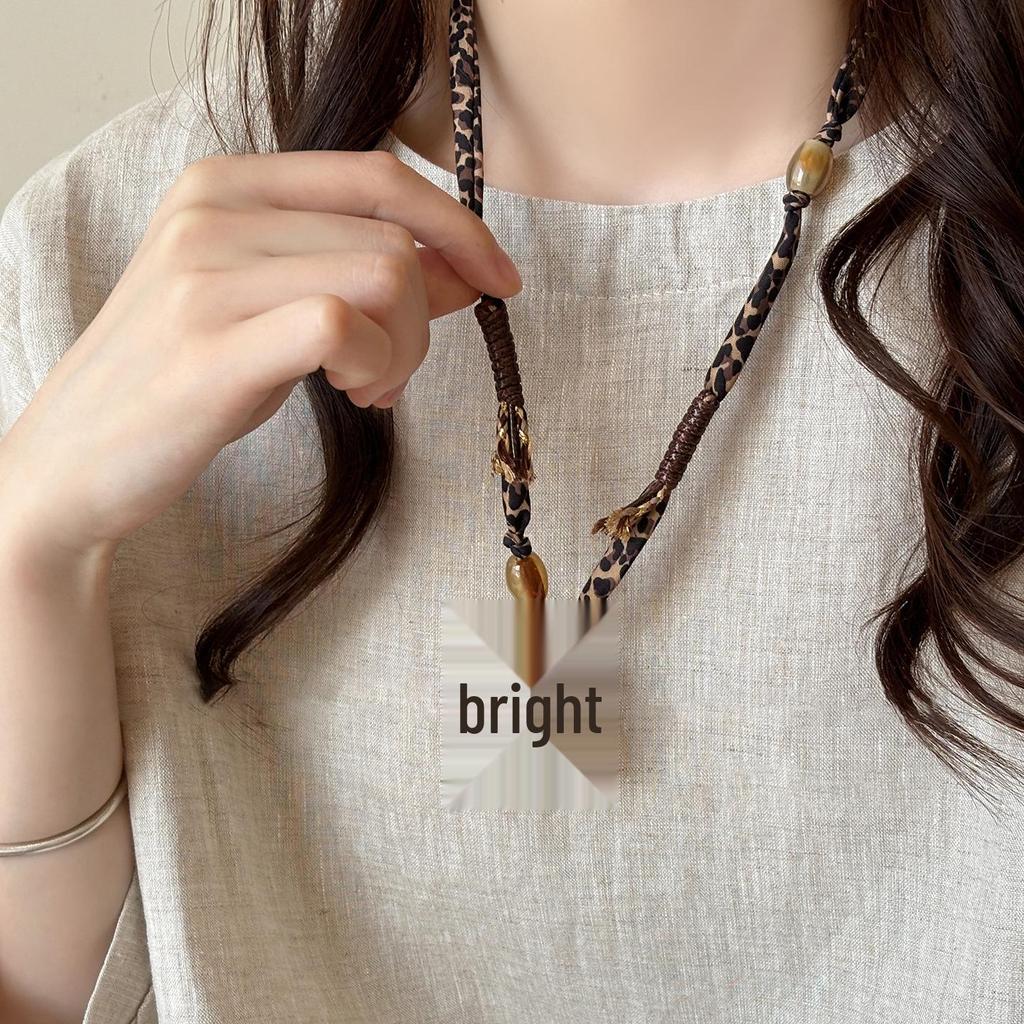 Elegant Leather Cord Heart Necklace with Wood Beads – Luxurious and Versatile for Autumn and Winter