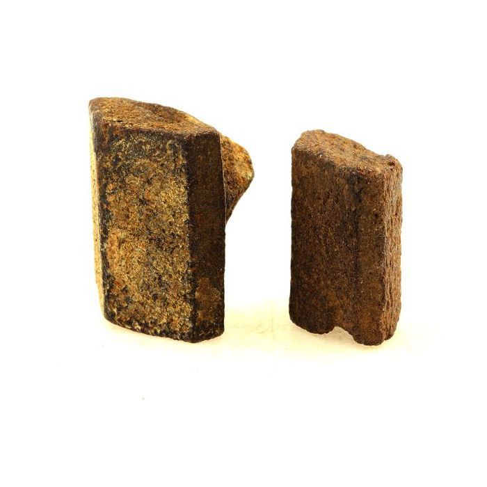 Pierres et Minéraux. Staurolite. (2 pcs) 192.65 ct. Kerzest, Coray, Finistère, France.