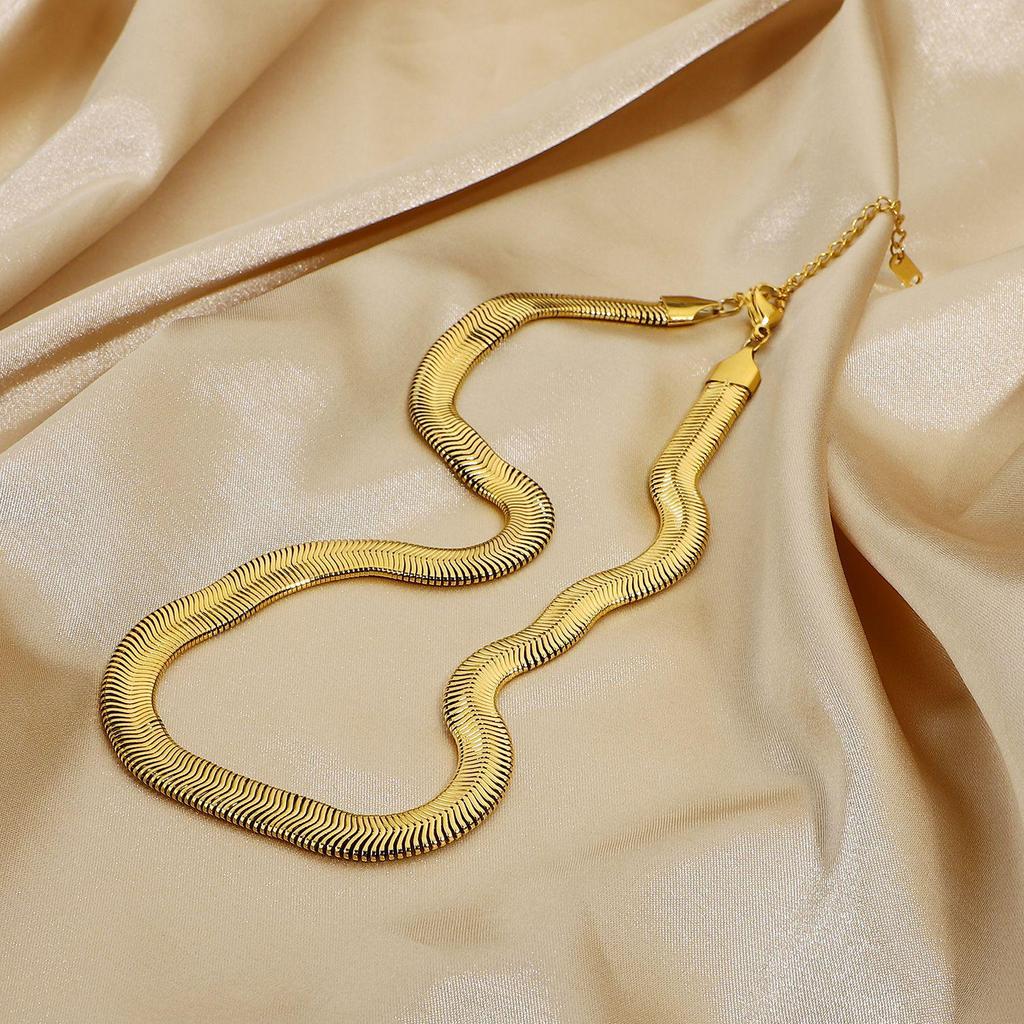 European & American Style Gold Stainless Steel Snake Chain Clavicle Necklace for Women