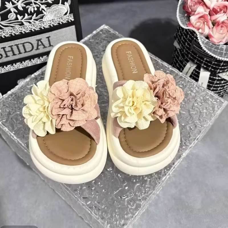 

Милые шлепанцы-крестики с цветами, женские летние уличные 2025, новая корейская версия супер-феи, увеличивающие рост, крутые шлепанцы 40
