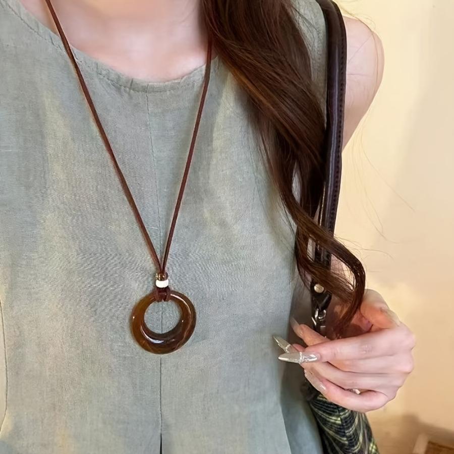 Newly Arrived Luxurious Retro Hoop Pendant Necklace for Women - Minimalist Chinese Style Accessory for Summer 2025