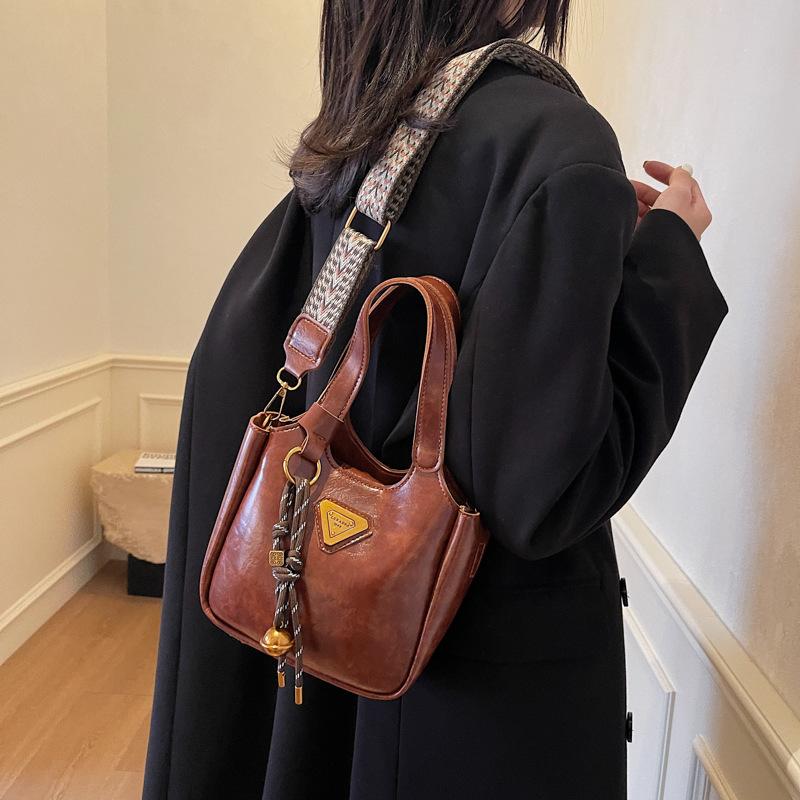 Portable bucket bag, popular shoulder tote bag, autumn and winter fashion versatile messenger bag, trendy versatile portable women's bag