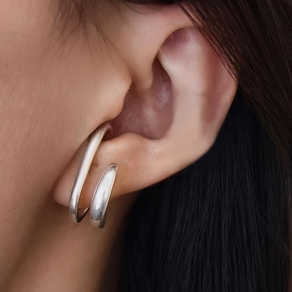 Um Par de Brincos de Clipe Geométricos Elegantes, Minimalistas, em Tons Frios, de Alta Qualidade para Mulheres, com um Temperamento Único, Versáteis para o Uso Diário