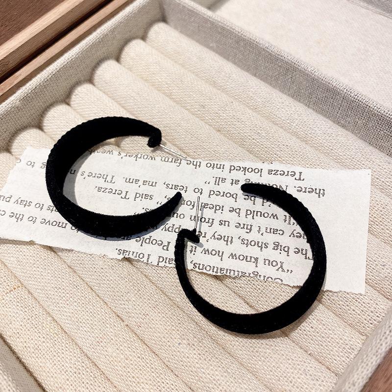 Autumn and winter Hong Kong style retro plush earrings women's niche design C-shaped earrings light luxury fashion earrings