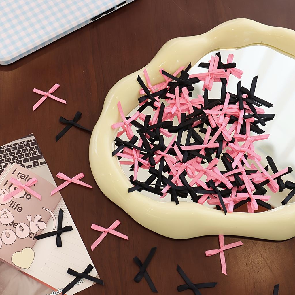 100 sztuk Mini kokardek z wstążki w różnych kolorach Urocze akcesoria do rękodzieła DIY do pakowania prezentów i dekoracji