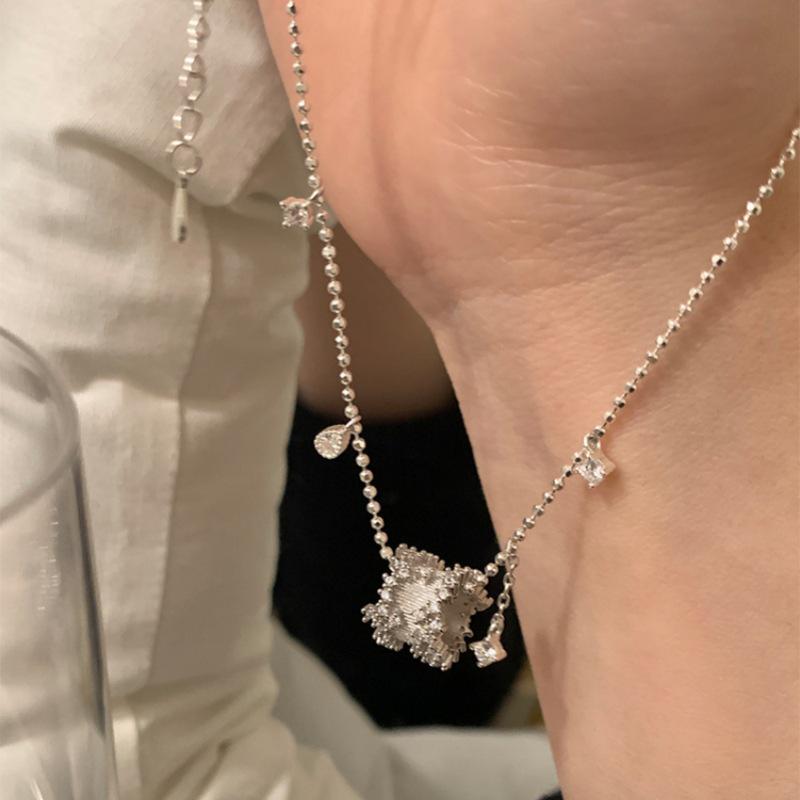 Elegant Zirconia Rotating Wheel Pendant Necklace – Versatile, Fashionable, and Luxurious