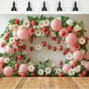 Elegante rosa Ballon-Girlande mit Erdbeer- und Blumen-Fotografiehintergrund