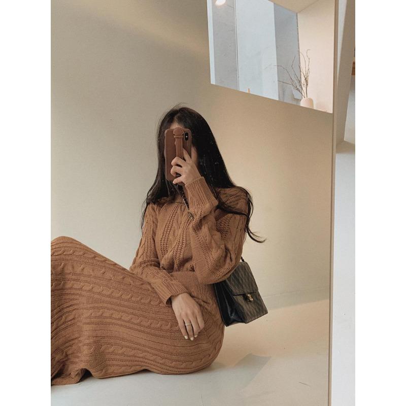 

Корейский шик Осень и Зима Универсальный темперамент Узор косички Свободный свитер Топ + Вязаная юбка годе Комплект из двух предметов One size кафе