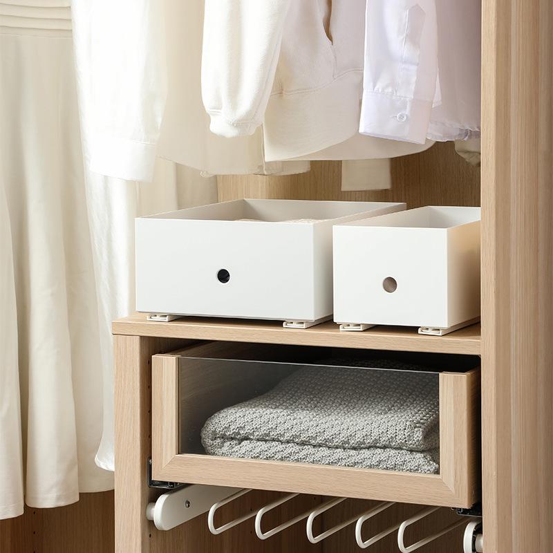 Ghidaj telescopic pentru sertar și coș de depozitare extractibil pentru bucătărie.