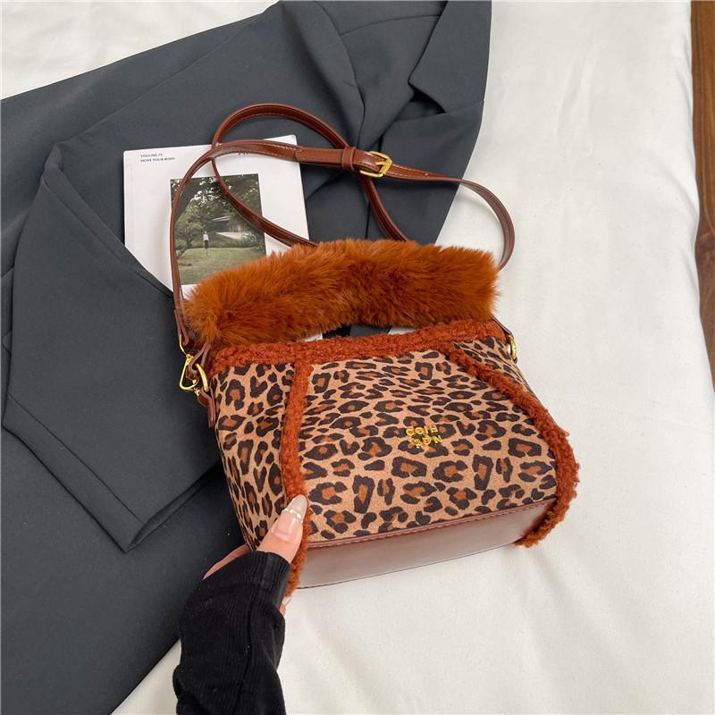 

One-shoulder handbag women s 2025 autumn and winter popular fashion simple lamb wool fashion trend Korean version messenger women s bag цветной печати леопарда
