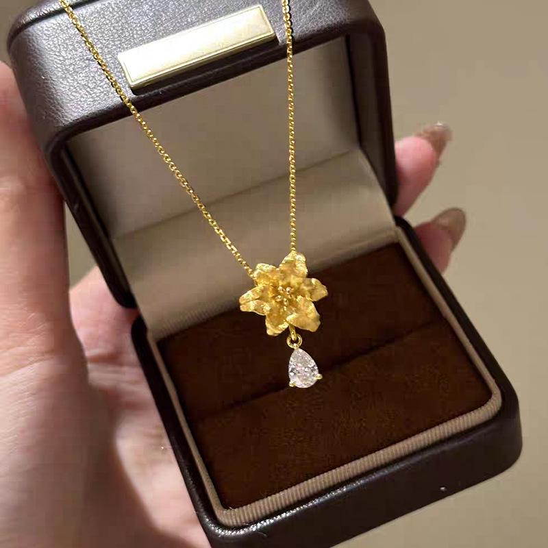 Zhu Zhi Fan Sterling Silver Flower Teardrop Necklace – Elegant Light Luxury Style for Women. 925 Silver