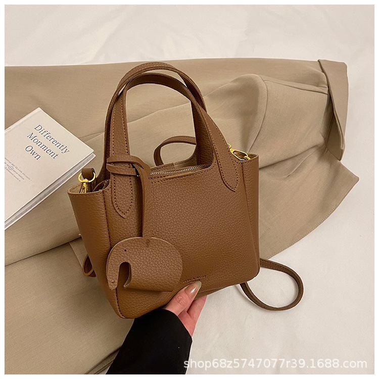 

Hot-selling bucket bag women 2025 new casual simple portable shoulder bag premium sense versatile messenger bag коричневый