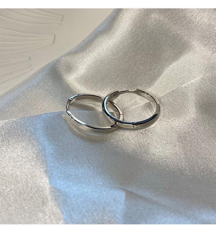 Cercei Minimaliști Retro Stil Rece: Clipsuri de urechi High-End, Unice, Versatile, cu Design de Nișă și Temperament Atemporal.